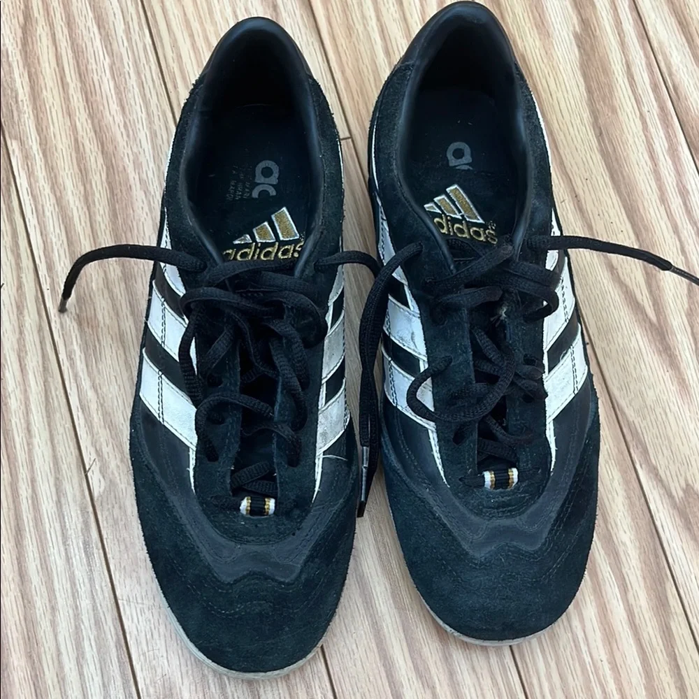 Adidas Black and White Athletic Shoes with Classic Design - Picture 2 of 5